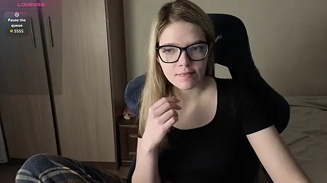 Snapshot of KatanaSVibe chatting on 12/17/25, 01:17 KatanaSVibe online show from 12/17/25, 01:17