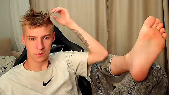 Snapshot of MrSexyCum4U chatting on 09/15/25, 09:20 MrSexyCum4U online show from 09/15/25, 09:20