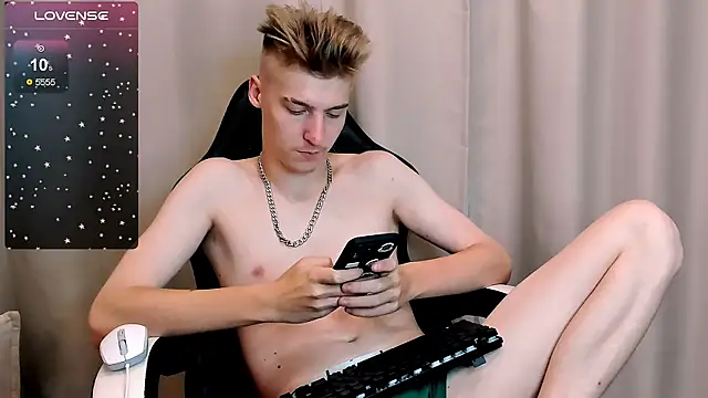 Snapshot of MrSexyCum4U chatting on 10/08/25, 10:18 MrSexyCum4U online show from 10/08/25, 10:18