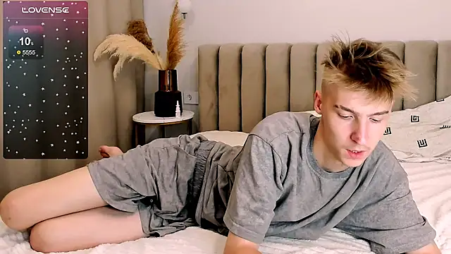 Snapshot of MrSexyCum4U chatting on 10/10/25, 11:04 MrSexyCum4U online show from 10/10/25, 11:04