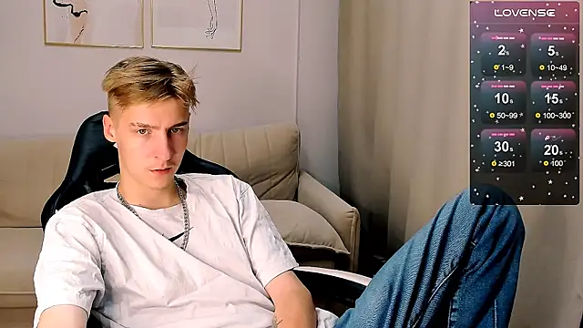 Snapshot of MrSexyCum4U chatting on 10/19/25, 12:11 MrSexyCum4U online show from 10/19/25, 12:11