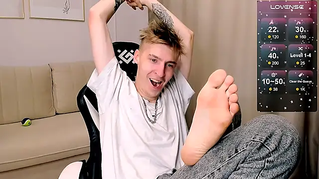 Snapshot of MrSexyCum4U chatting on 10/24/25, 09:17 MrSexyCum4U online show from 10/24/25, 09:17