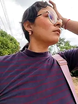 Snapshot of Lily-o chatting on 10/29/25, 01:57 Lily-o online show from 10/29/25, 01:57