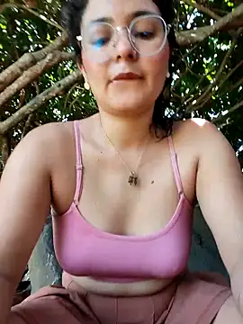 Snapshot of Lily-o chatting on 11/01/25, 03:25 Lily-o online show from 11/01/25, 03:25