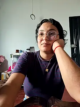 Snapshot of Lily-o chatting on 11/06/25, 03:57 Lily-o online show from 11/06/25, 03:57