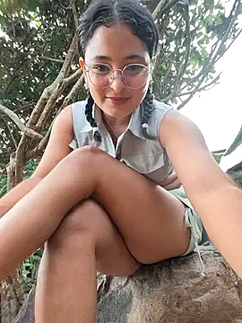 Snapshot of Lily-o chatting on 11/08/25, 10:19 Lily-o online show from 11/08/25, 10:19