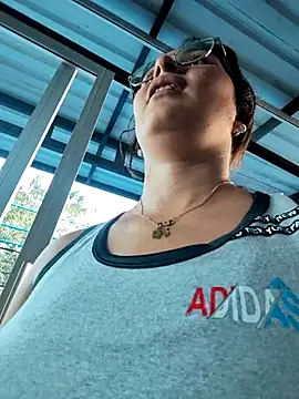 Snapshot of Lily-o chatting on 11/13/25, 10:08 Lily-o online show from 11/13/25, 10:08