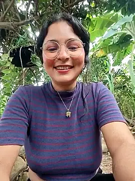 Snapshot of Lily-o chatting on 11/21/25, 03:22 Lily-o online show from 11/21/25, 03:22