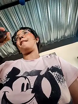 Snapshot of Lily-o chatting on 11/23/25, 02:17 Lily-o online show from 11/23/25, 02:17