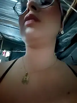 Snapshot of Lily-o chatting on 11/25/25, 01:16 Lily-o online show from 11/25/25, 01:16