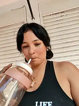 Snapshot of Lily-o chatting on 11/26/25, 02:07 Lily-o online show from 11/26/25, 02:07