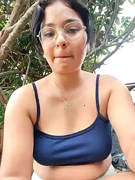 Snapshot of Lily-o chatting on 11/30/25, 04:22 Lily-o online show from 11/30/25, 04:22