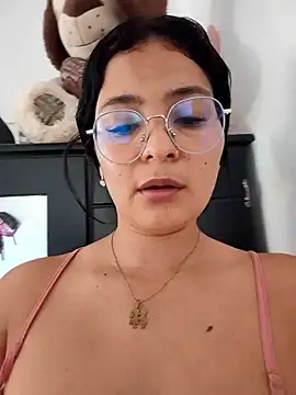 Snapshot of Lily-o chatting on 12/03/25, 01:42 Lily-o online show from 12/03/25, 01:42