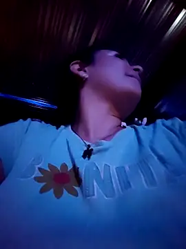 Snapshot of Lily-o chatting on 12/04/25, 01:48 Lily-o online show from 12/04/25, 01:48