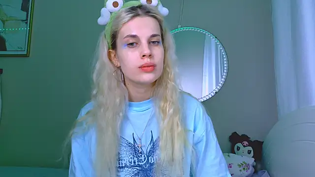 Snapshot of carmen_crybaby chatting on 10/22/25, 10:42 carmen crybaby online show from 10/22/25, 10:42