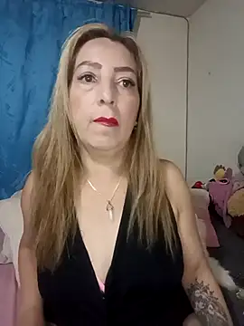 Snapshot of Estefania_Arce chatting on 11/04/25, 11:04 Estefania Arce online show from 11/04/25, 11:04