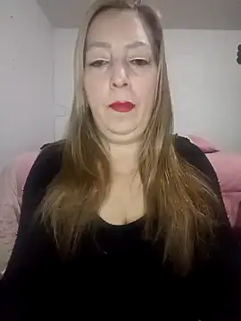 Snapshot of Estefania_Arce chatting on 12/19/25, 01:34 Estefania Arce online show from 12/19/25, 01:34