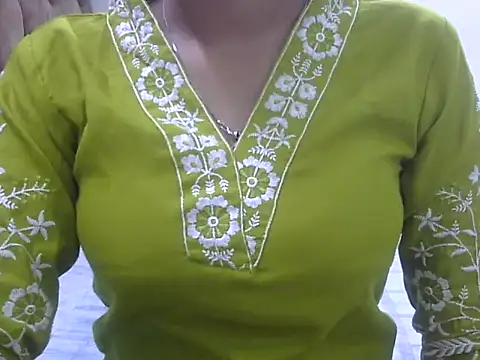 Snapshot of SONIYA_47 chatting on 10/02/25, 06:15 SONIYA 47 online show from 10/02/25, 06:15