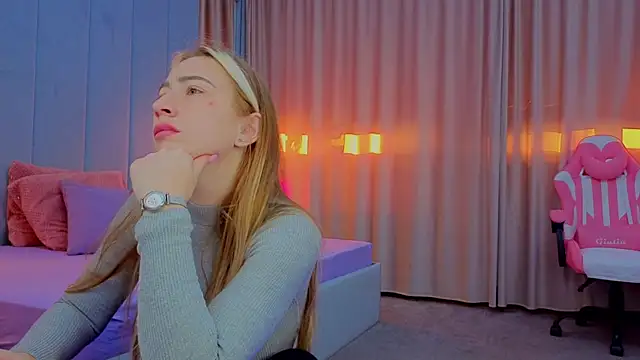 Reina Cummings online show from 10/19/25, 06:03