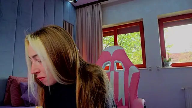 Reina Cummings online show from 10/26/25, 07:03