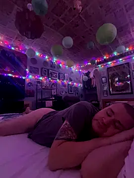 Snapshot of WriggleQuest chatting on 11/08/25, 02:45 WriggleQuest online show from 11/08/25, 02:45