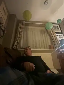 Snapshot of WriggleQuest chatting on 11/24/25, 06:07 WriggleQuest online show from 11/24/25, 06:07