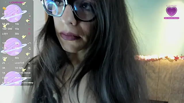 Snapshot of IsisNoir chatting on 04/21/26, 12:33 IsisNoir online show from 04/21/26, 12:33