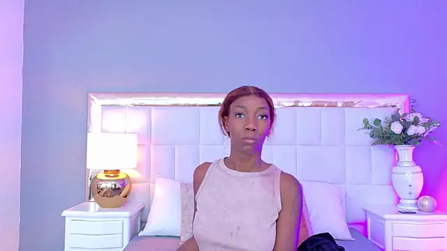 Snapshot of MadeleineHocker chatting on 11/12/25, 01:33 MadeleineHocker online show from 11/12/25, 01:33