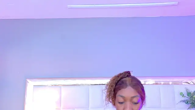 Snapshot of MadeleineHocker chatting on 11/21/25, 12:04 MadeleineHocker online show from 11/21/25, 12:04