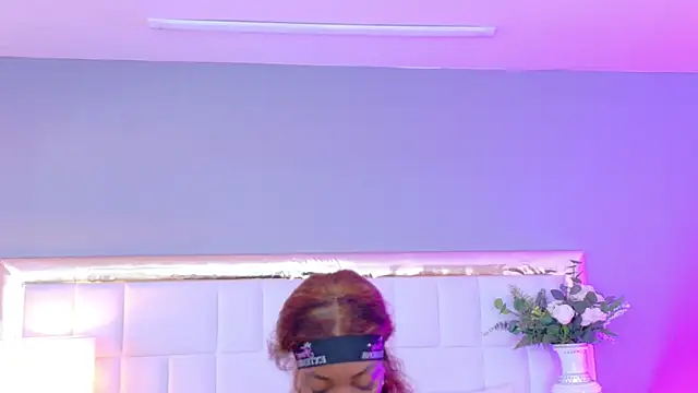 Snapshot of MadeleineHocker chatting on 11/24/25, 01:44 MadeleineHocker online show from 11/24/25, 01:44