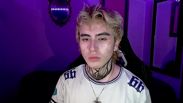 Snapshot of DanteObscuro chatting on 11/16/25, 02:39 DanteObscuro online show from 11/16/25, 02:39