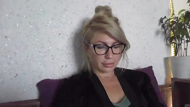 fox red lady7 online show from 10/26/25, 06:41