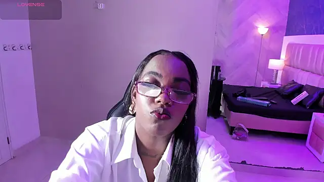 ReinaMiah online show from 11/09/25, 04:22