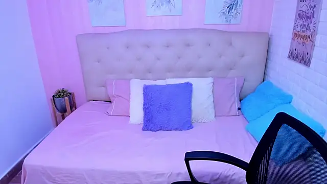 Snapshot of Milla_lourents chatting on 10/15/25, 08:20 Milla lourents online show from 10/15/25, 08:20