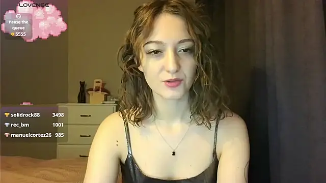 Snapshot of white_liillyy chatting on 12/18/25, 10:49 white liillyy online show from 12/18/25, 10:49