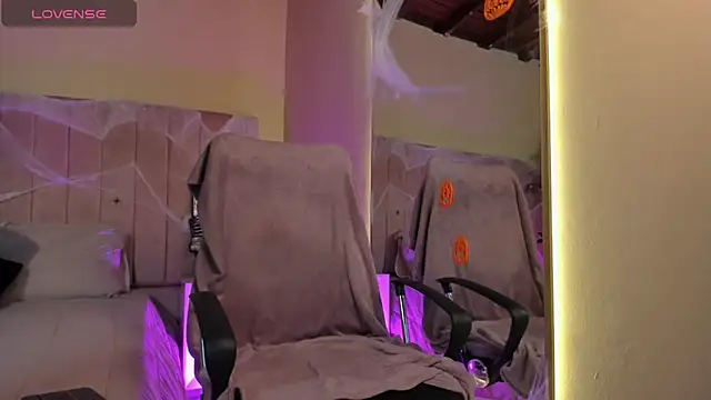 Snapshot of Mia_mtnz02 chatting on 10/24/25, 11:23 Mia mtnz02 online show from 10/24/25, 11:23