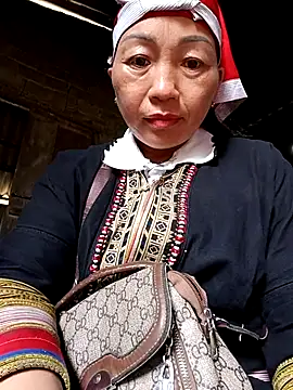 Snapshot of Exembin chatting on 10/15/25, 06:24 Exembin online show from 10/15/25, 06:24