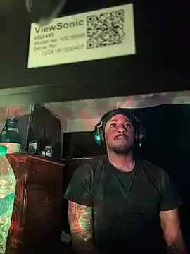 Snapshot of tyrek5051 chatting on 11/20/25, 05:40 tyrek5051 online show from 11/20/25, 05:40