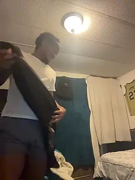 Snapshot of tyrek5051 chatting on 12/04/25, 01:31 tyrek5051 online show from 12/04/25, 01:31