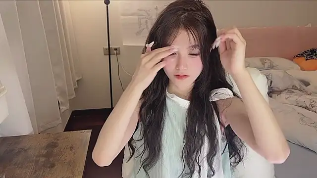 Snapshot of FuFu-puff chatting on 11/17/25, 12:11 FuFu-puff online show from 11/17/25, 12:11