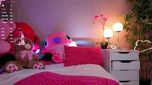 Snapshot of Vesya chatting on 10/06/25, 06:44 Vesya online show from 10/06/25, 06:44