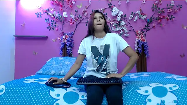 Snapshot of skinnybarbie022 chatting on 03/08/26, 01:14 skinnybarbie022 online show from 03/08/26, 01:14
