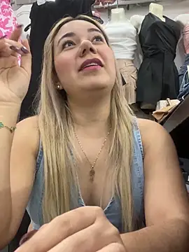 Snapshot of Fabii15 chatting on 09/11/25, 10:43 Fabii15 online show from 09/11/25, 10:43