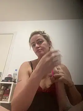 Snapshot of Alerquinasc chatting on 12/13/25, 11:43 Alerquinasc online show from 12/13/25, 11:43