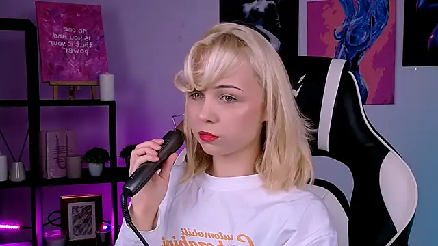 Charlotte Colinss online show from 10/13/25, 03:06