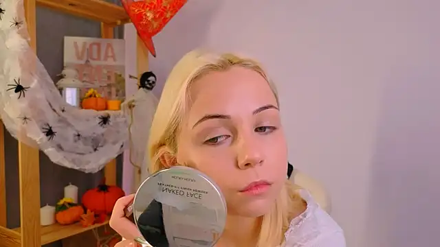 Charlotte Colinss online show from 10/21/25, 03:40