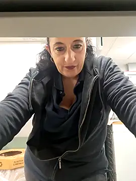 Snapshot of monella821 chatting on 11/25/25, 04:29 monella821 online show from 11/25/25, 04:29