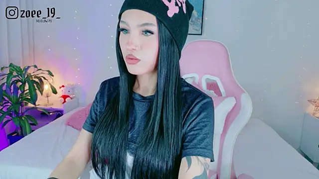 Snapshot of cuteezoe chatting on 03/17/26, 03:22 cuteezoe online show from 03/17/26, 03:22
