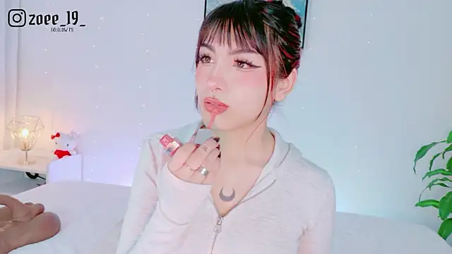 Snapshot of cuteezoe chatting on 04/17/26, 04:15 cuteezoe online show from 04/17/26, 04:15