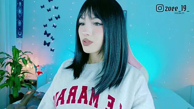 Snapshot of cuteezoe chatting on 05/19/26, 04:19 cuteezoe online show from 05/19/26, 04:19